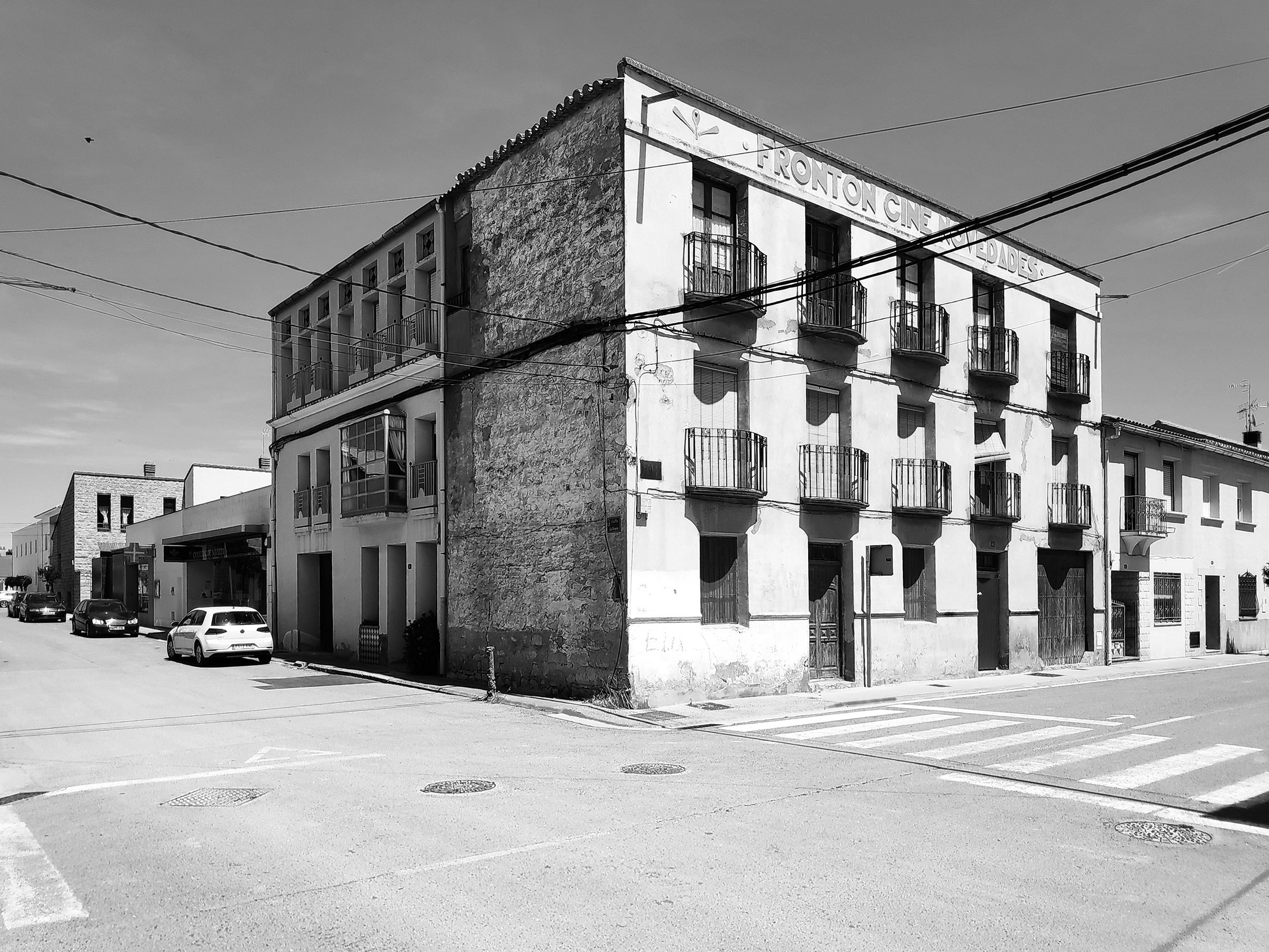 Fotografía antigua en blanco y negro del edificio original Cine Novedades antes de la rehabilitación